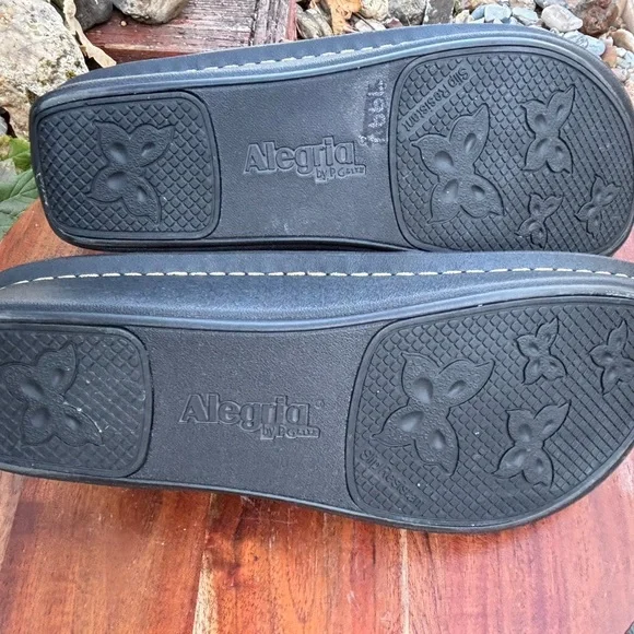 Alegria size 9 Brown and Gold Clogs with Embossed Floral Design - Picture 8 of 10